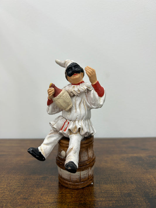 Pulcinella in terracotta con fiasco di vino seduto su botte 12 cm